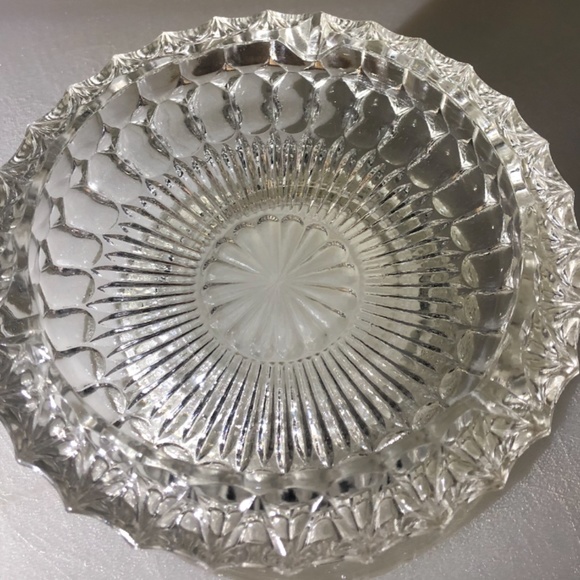 Beautiful, Vintage, clear glass dish - Picture 5 of 5